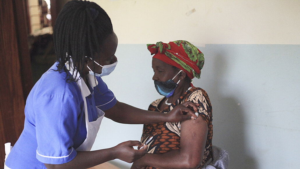 Okování proti covidu-19 vakcínou AstraZeneca v západní Ugand.
