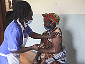 Okování proti covidu-19 vakcínou AstraZeneca v západní Ugand.