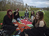 Lid vyrazili do okol hostivask ndre v Praze.