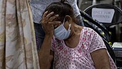 Indie kolabuje, nemocnice nepřijímají pacienty. Zoufalí lidé shánějí léky na internetu, ceny raketově rostou