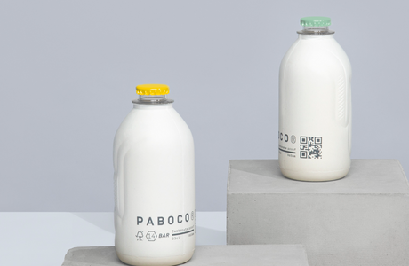Nahradí papír plast? Designové firmy přicházejí s papírovými lahvemi