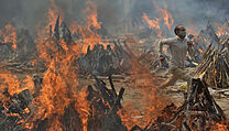 Pohřební ohně v Indii.