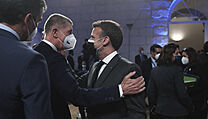 Premiér Andrej Babiš se zdraví s francouzským prezidentem Emmanuelem Macronem...