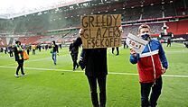 Nenasytn Glazerovi trhnte si! Fanouci klubu Manchester United pronikli na...