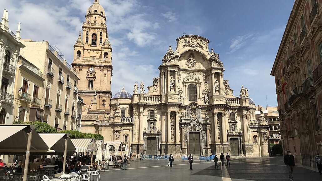 Murcia, pohled na průčelí katedrály a její zvonici