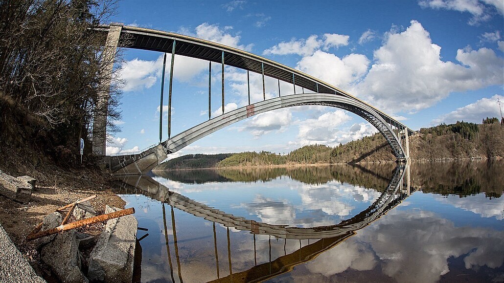 ákovský most vede pes Orlickou pehradu.