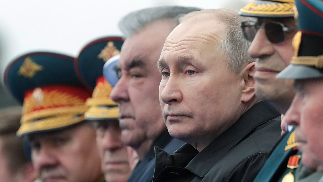 Prezident Vladimír Putin pozoruje pehlídku. Po jeho pravé stran stojí...