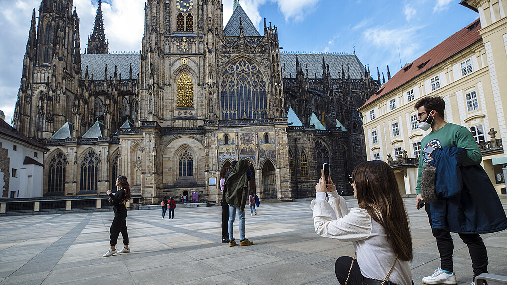 Turisté navtívili pi rozvolnní Praský hrad.