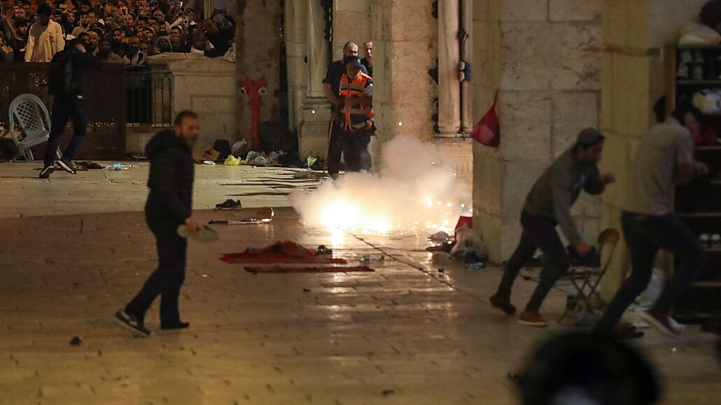 Desítky zraněných v Jeruzalémě, mezi nimi i šest policistů, zůstaly po...