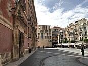 Murcia, pohled na moderní budovu ped stojící proti katedrále. Vlevo s ervenou...