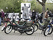 Motorky sympatizant Noních vlk u bývalého památníku marála Konva.