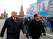 Moskevské vojenské pehlídky se zúastnil i premiér Michail Miustin (vlevo) a...