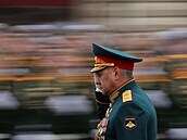 Ministr obrany Sergei ojgu salutuje z kabrioletu vojákm na Rudém námstí.