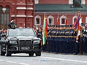 Ministr Sergej ojgu zdraví vojáky na Rudém námstí.