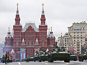 Centrem Moskvy defilují pí útvary a projídí tká technika, pehlídku pak...