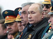 Prezident Vladimír Putin pozoruje pehlídku. Po jeho pravé stran stojí...