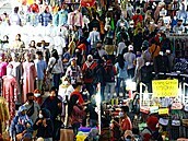 Obyvatelé indické Jakarty nakupují ve velkém potu lidí, i pestoe zemi suuje...