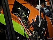 Hasii a záchranái pracují na vyproování tl v mexickém metru.