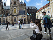 Turisté navtívili pi rozvolnní Praský hrad.