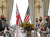 Ministři zahraniční USA a Británie při prvním osobním setkání jednali o Rusku, Číně i KLDR