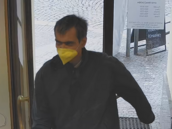 Policie pátrá po muži, který v pondělí odpoledne přepadl banku na pražském Smíchově. Z místa utekl