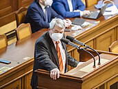 éf komunist Vojtch Filip na zasedání snmovny.