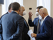 Ministr vnitra Jan Hamá�ek hovo�í mimo jiné se �éfem BIS Michalem Koudelkou, na...