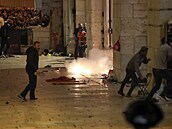 Desítky zranných v Jeruzalém, mezi nimi i est policist, zstaly po...