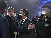 Premiér Andrej Babi se zdraví s francouzským prezidentem Emmanuelem Macronem...