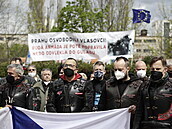 Odprci události si pinesli transparent s nápisem "Prahu osvobodili Vlasovci!...