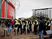 Policie dorazila ke stadionu Old Trafford.