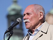 Bývalý ministr �ivotního prost�edí a sv�tov� uznávaný expert v oboru...