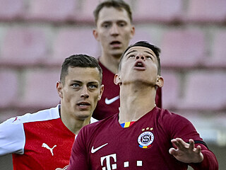 Semifinále MOL Cupu Sparta - Slavia: Zleva Tomáš Holeš ze Slavie a Adam Hložek...