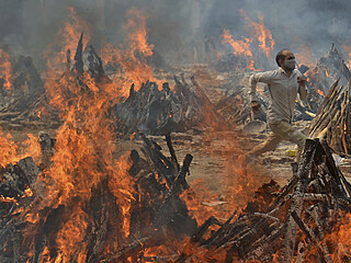 Pohebn ohn v Indii.