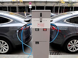 Automobily Tesla pipojen ke zdroji nabjen.