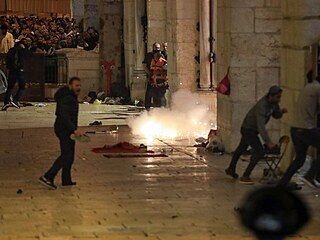 Destky zrannch v Jeruzalm, mezi nimi i est policist, zstaly po...