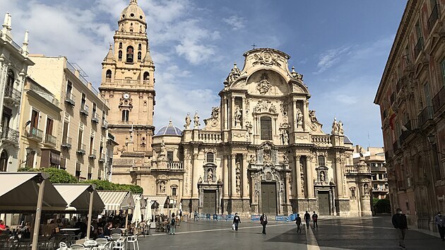 Murcia, pohled na prelí katedrály a její zvonici