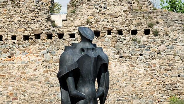 Jaroslav Róna, Rytí s drakem, 1995, bronz.