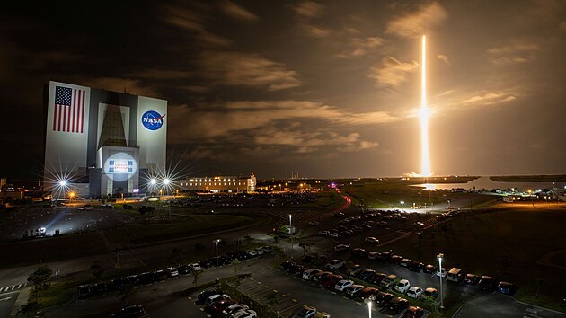 Kapsule spolenosti SpaceX v nedli bezpen dopravila na Zemi tveici...