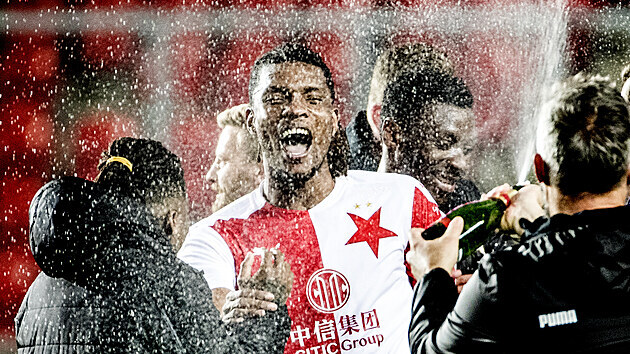 SK Slavia Praha slaví zisk titulu po vítzství s Plzní.