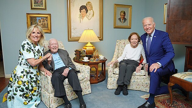 Joe Biden s manelkou Jill na návtv vyslouilého prezidenta Jimmyho Cartera...