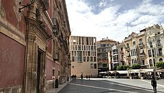 Murcia, pohled na moderní budovu p�ed stojící proti katedrále. Vlevo s �ervenou...