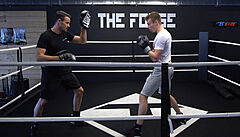 Daniil Kvjat v boxerských rukavicích.