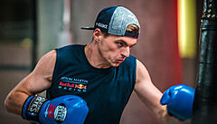 Max Verstappen v boxerských rukavicích.