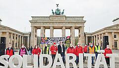Prvomájové demonstrace v Berlíně provázely potyčky s policií, protestovaly levicové i pravicové skupiny