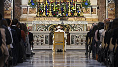 František vedl modlitbu růžence ve Svatopetrské bazilice první den měsíce...