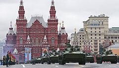OBRAZEM: Rusko si připomíná konec války. Rudé náměstí zaplnily tanky i tisíce vojáků