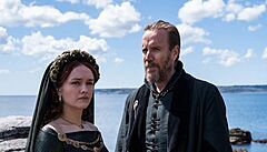 Alicent Hightower (Olivia Cookeová) a Otto Hightower (Rhys Ilfans).