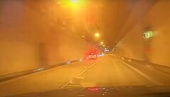VIDEO: idi se brnnskm tunelem prohnal rychlost 167 km/h, pr m rd zvuk auta