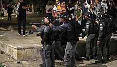 Zranné bylo nejmén est policist.